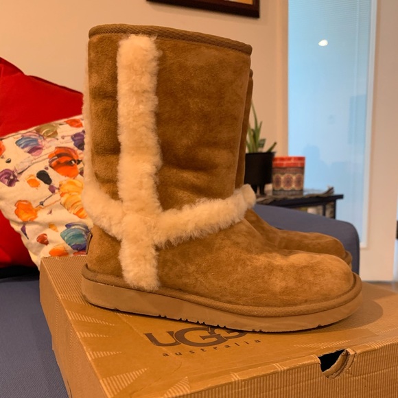 Chestnut Ugg’s size 5! - Picture 3 of 5